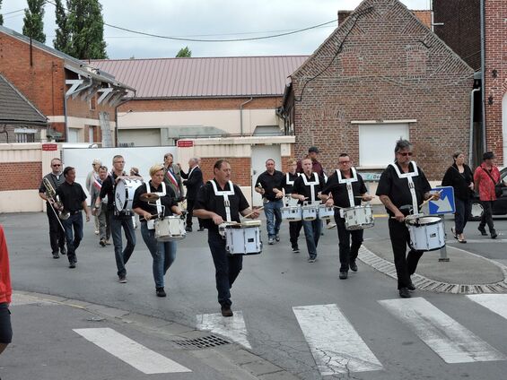 L'Avenir Musical de Kopierre et les élus accompagne le géant vers le lieu de départ...