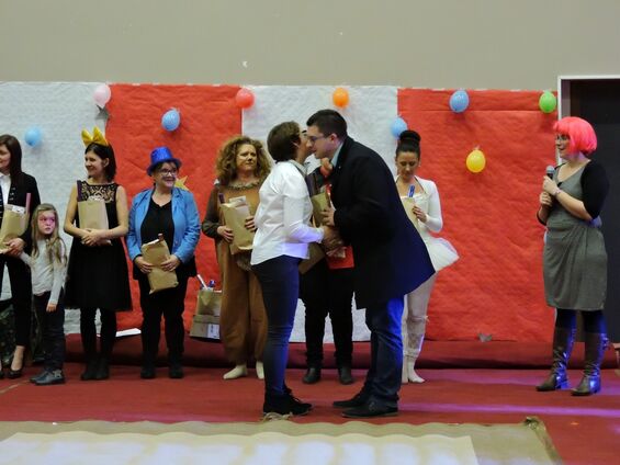 Remises des lots par M. Xavier Bartoszek, adjoint à la Culture