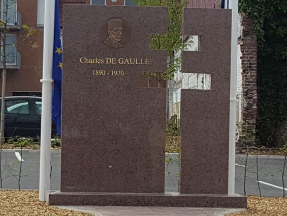 La Stèle en hommage au Général De Gaulle...