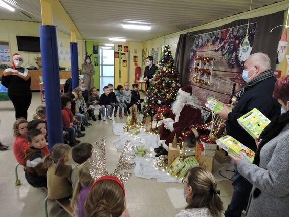 Distribution à l'école maternelle Yvon Fossé