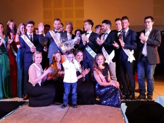 Podium final avec les différentes Miss des alentours