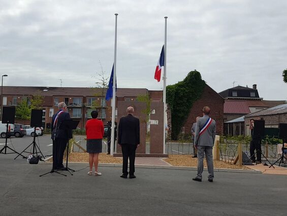 La Première levée des couleurs sur l'Esplanade Charles-de-Gaulle...