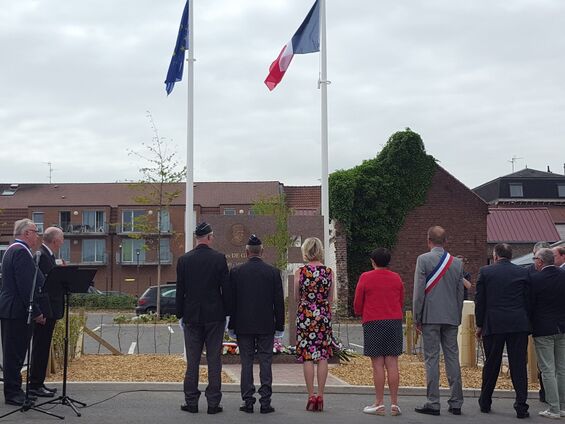 On se recueille devant Charles De Gaulle...