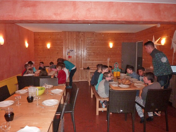 La table des adultes, il faut bien qu'ils se réchauffent...