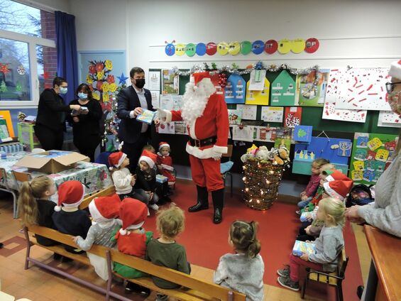 Distribution à l'école maternelle Jean Schmidt