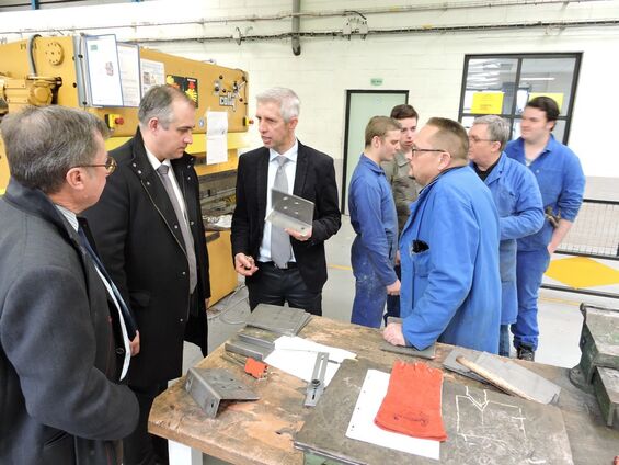 Fabrication d'une commande de pièces métalliques pour une entreprise