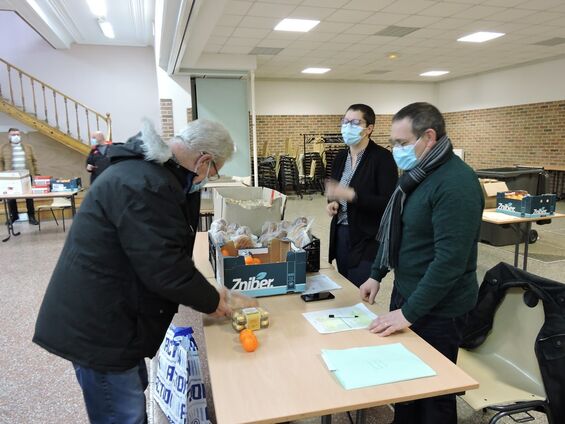 Distribution aux collégiens et employés communaux