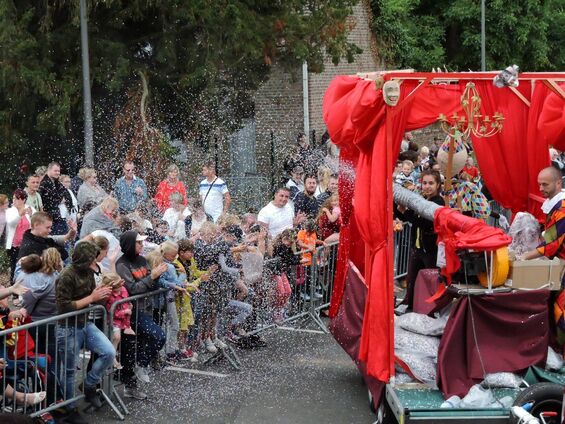 Sous une pluie de confettis...