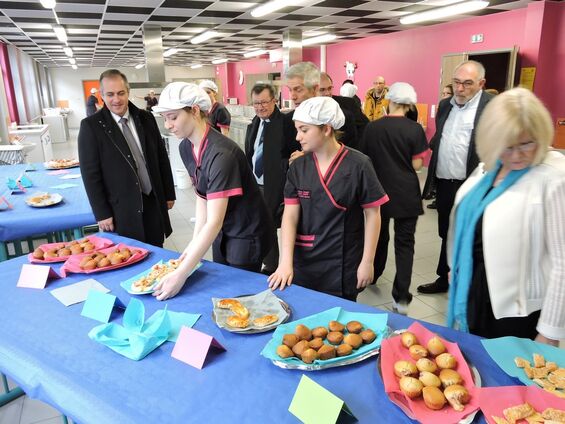 L'atelier cuisine avaient préparé des petits fours sucrés et salés pour les visiteurs