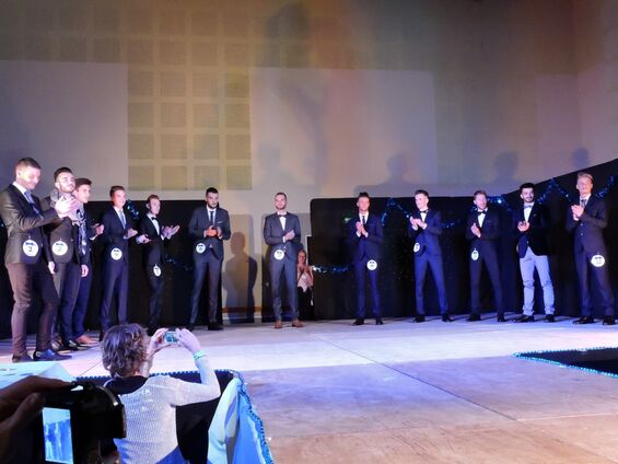 Présentation des candidats en costume