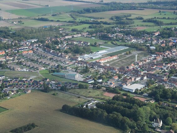 Cité de l’Archevêque avec au centre les serres de la GAEC