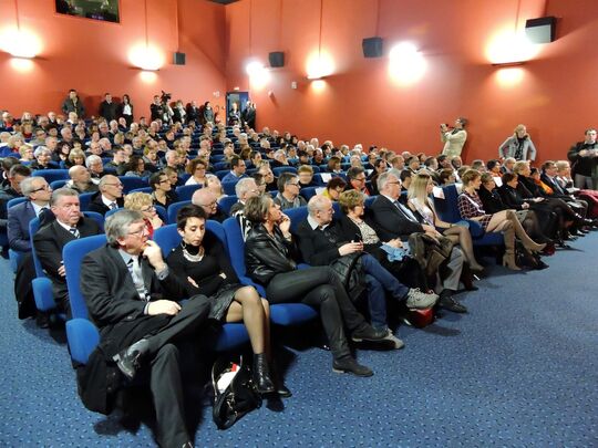 Salle de cinéma remplie de spectateurs