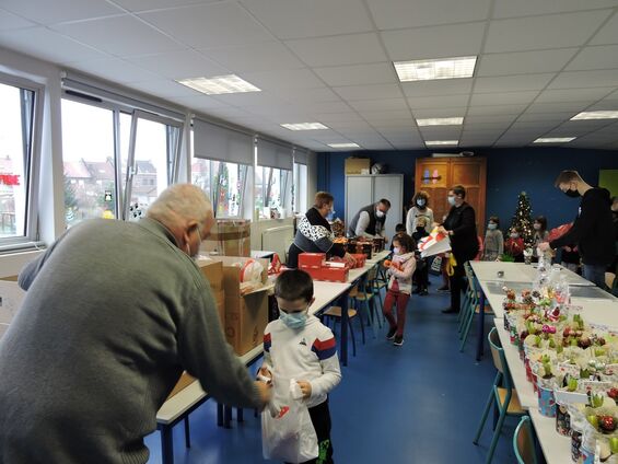 Distribution à l'école primaire François Wartel