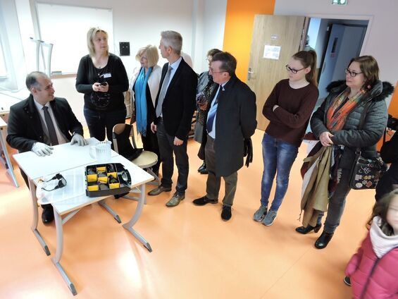 Jean-Paul Fontaine, Conseiller Régional, qui teste un simulateur de la maladie de Parkinson