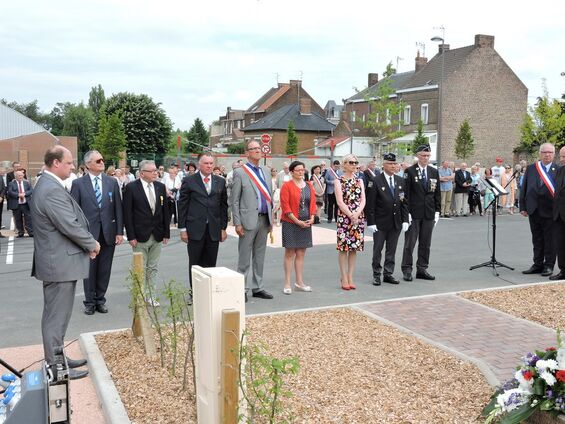 On se recueille devant Charles De Gaulle...