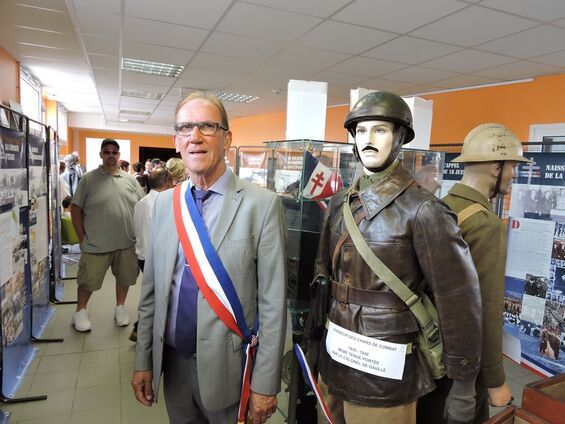 Monsieur le Maire qui envie la tenue du Colonel De Gaulle...