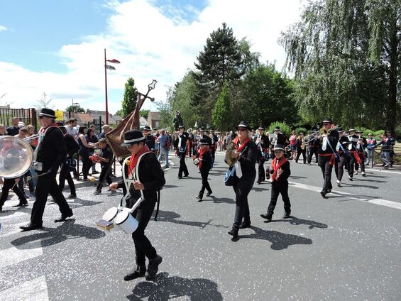 L'Harmonie des mineurs d'Auberchicourt dans leur tout nouveau costume...