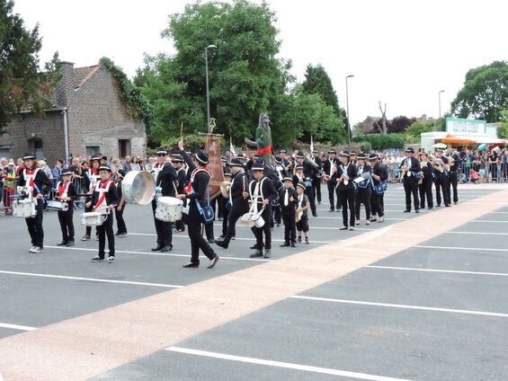 L'harmonie des mineurs d'auberchicourt prend place...