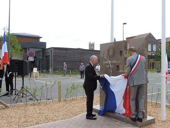 Le Maire Marc Hémez et le Sénateur Jacques Legendre inaugurent la stèle...