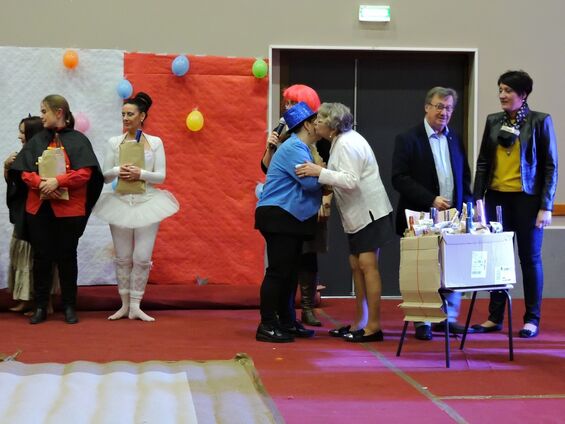 Remises des lots par Mme Viviane Lupart, conseillère municipale