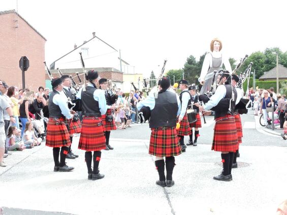 Le Wallace Pipe Band surpris par le divorce de Fidéline...