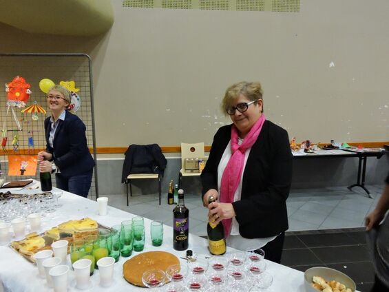 Pot de l'amitié servi avec sourire par Mmes Marie-Hélène Weiss et Christelle Roussel