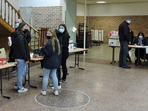 Distribution aux collégiens et employés communaux