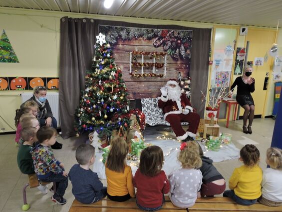 Distribution à l'école maternelle Yvon Fossé