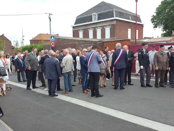 Attente de l'ouverture de l'exposition "Charles De Gaulle"